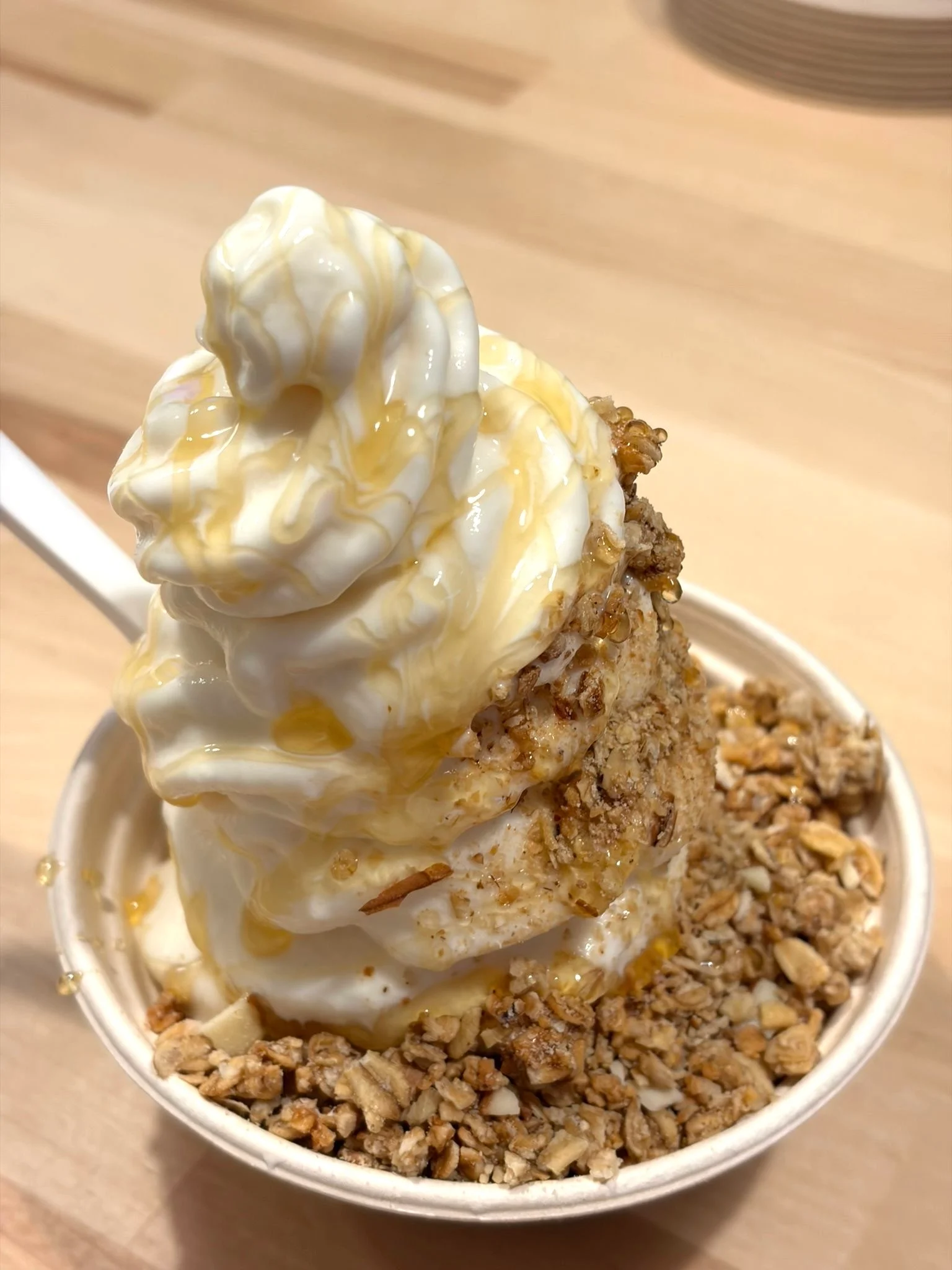 Yogurt griego con miel y granola de Melty's