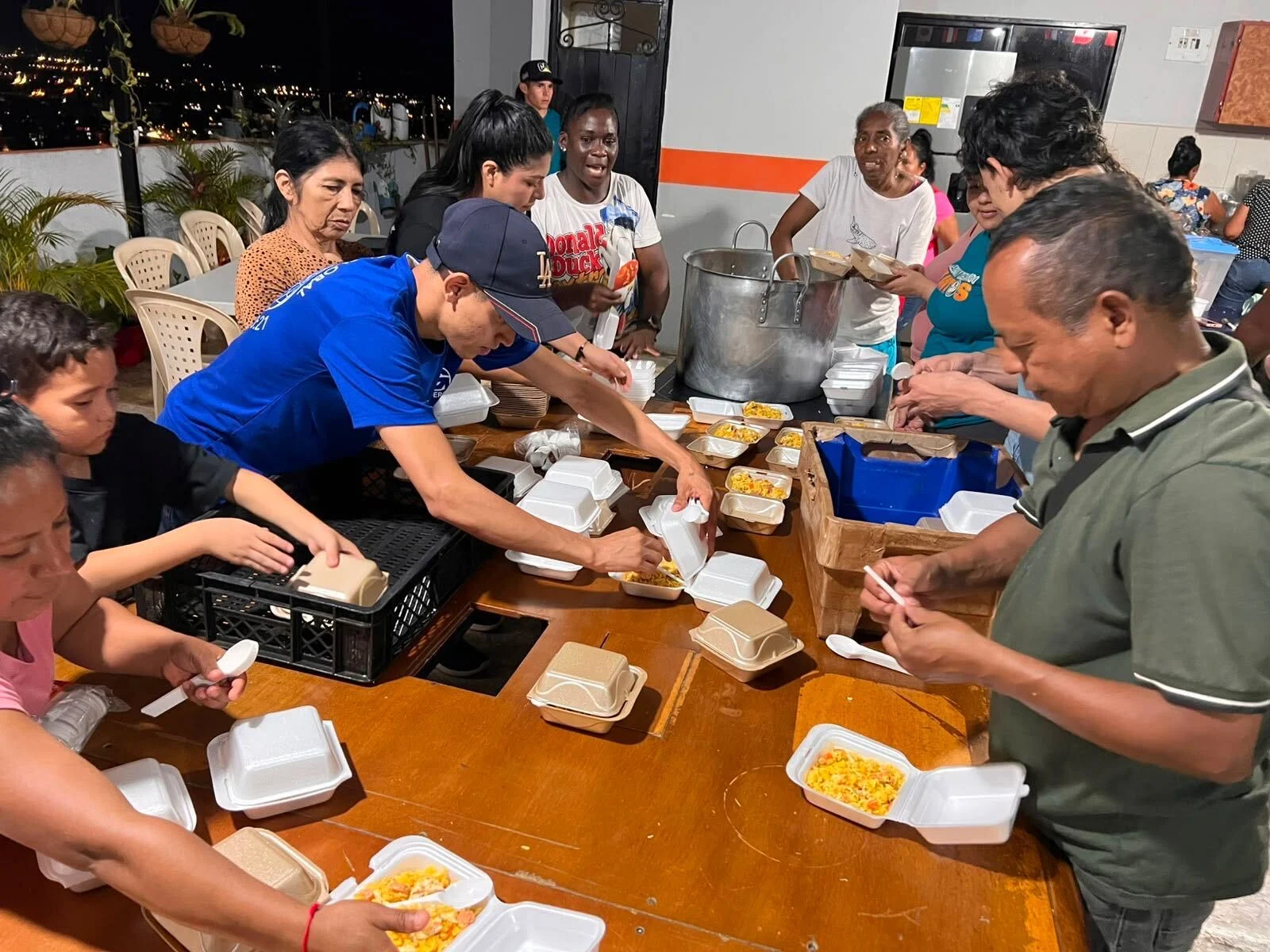 Entrega de comida en Colombia por la Fundación Siembra Vida.