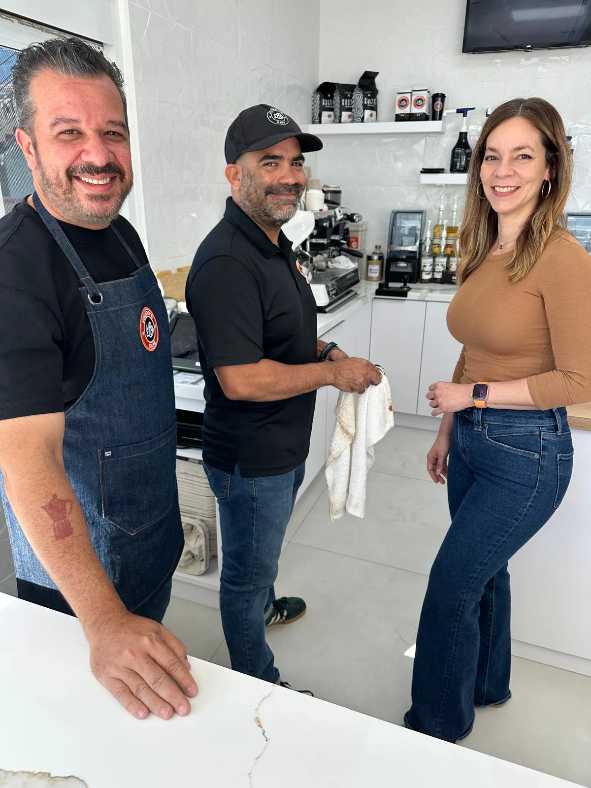 Equipo-original-de-Friends-cafe-Wilmer-Ramirez-y-Evelyn-Zapata-junto-al-barista-Hernan-Rodriguez53.jpeg