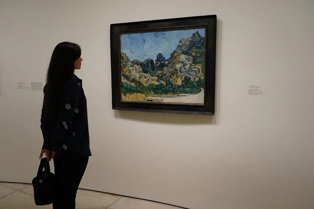 Isabella Rivera frente a pieza de arte