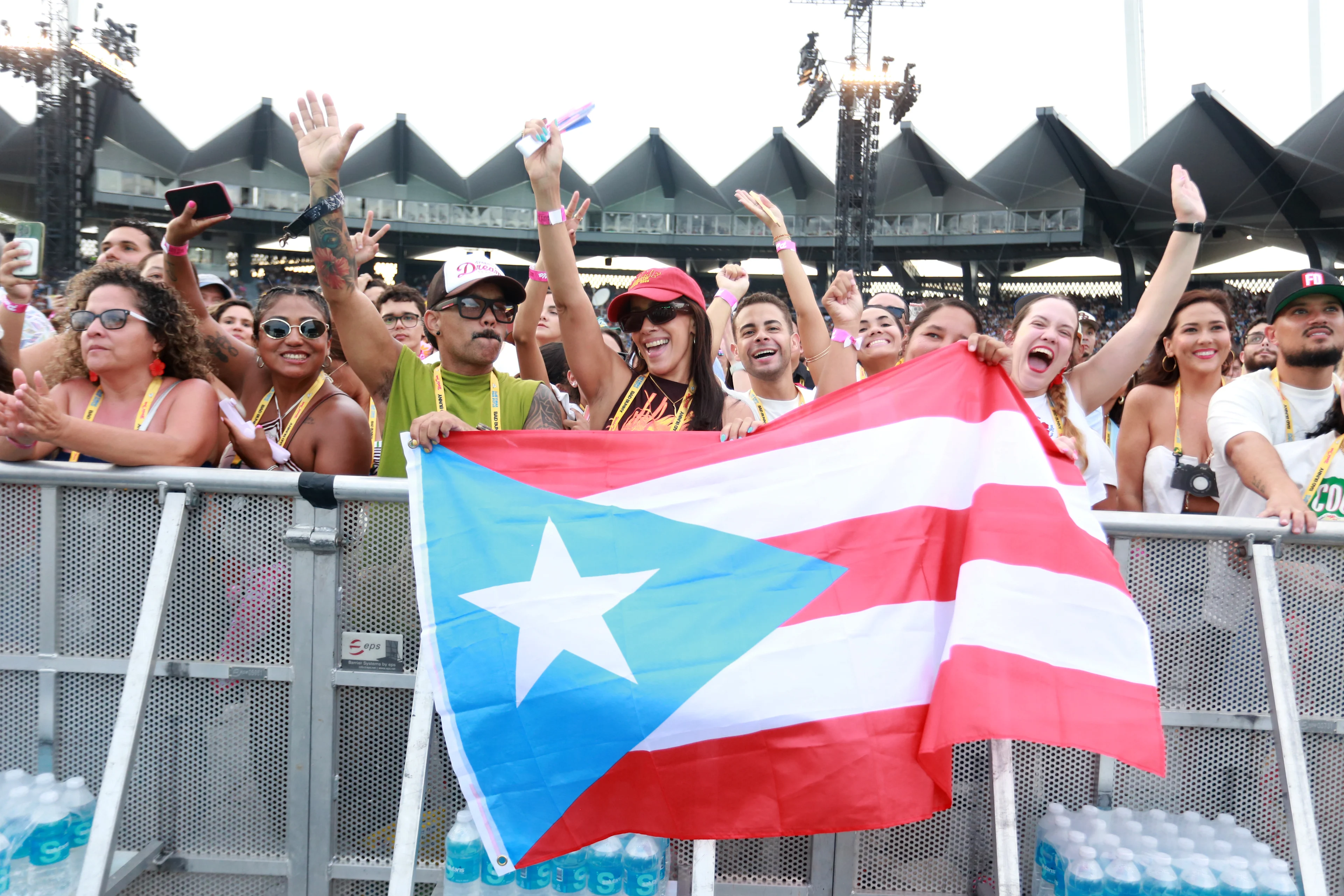 Fanáticos de Bad Bunny ondean bandera de Puerto Rico en el primer concierto de Cerramos en Casa en el Estadio Hiram Bithorn en San Juan. (Gladys Vega/Getty Images)
