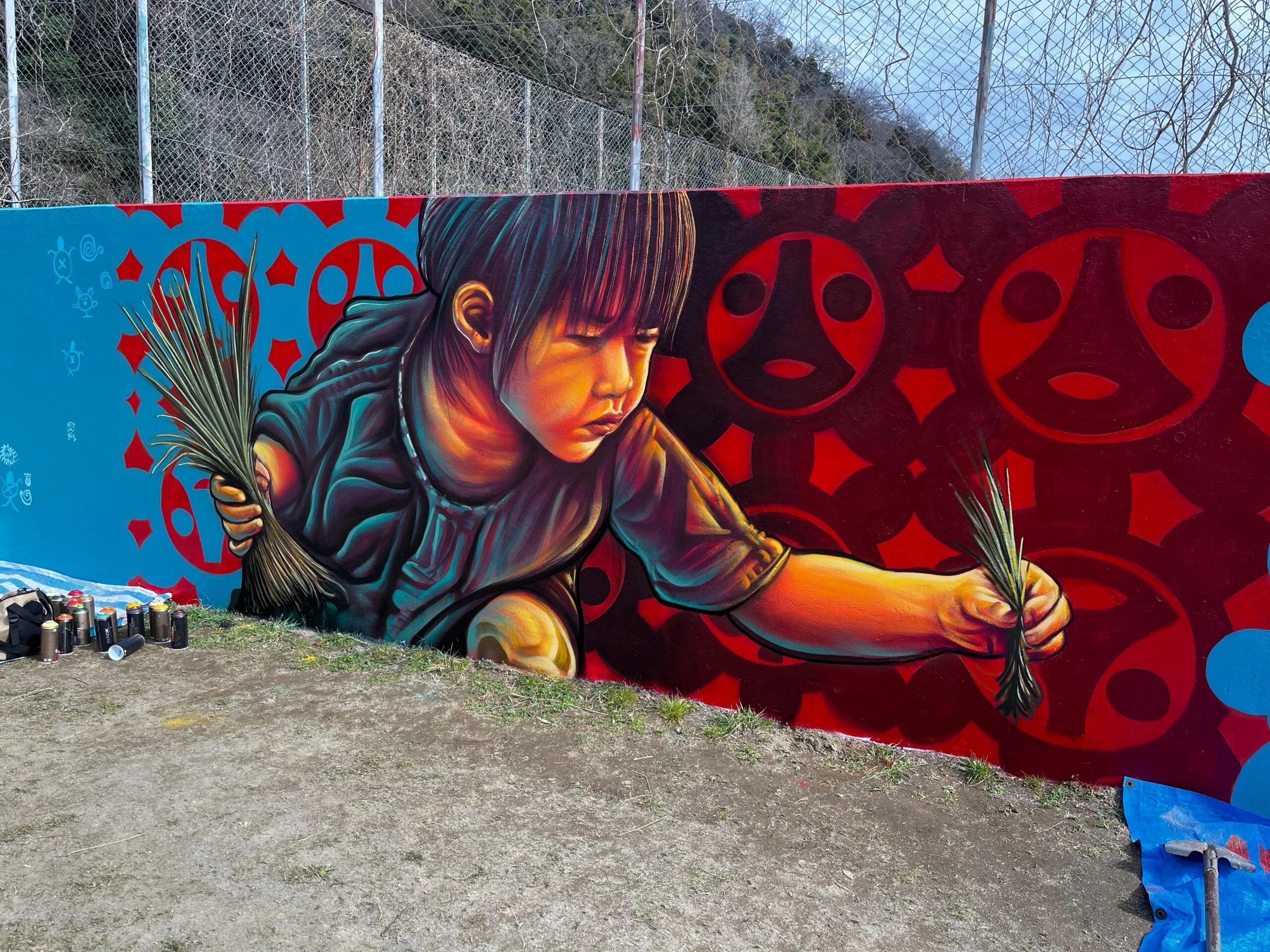 el-sol-taino-brilla-en-japon-rafique-pinta-mural-colaborativo-en-escuela-de-kanagawa