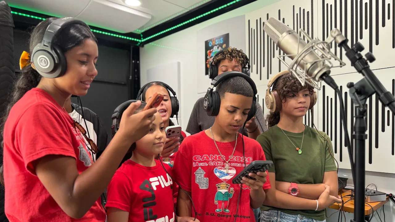 Un estudio sobre ruedas: así vivieron jóvenes de Caguas la Academia Móvil de Fundación Rimas y Spotify