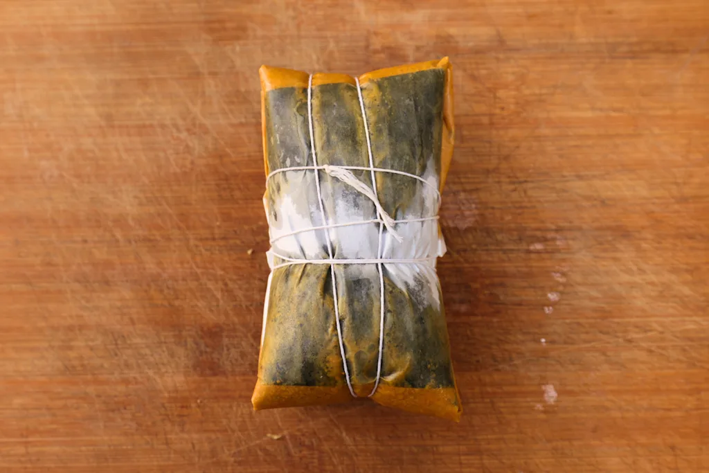 Pastel puertorriqueño amarrado con hilo