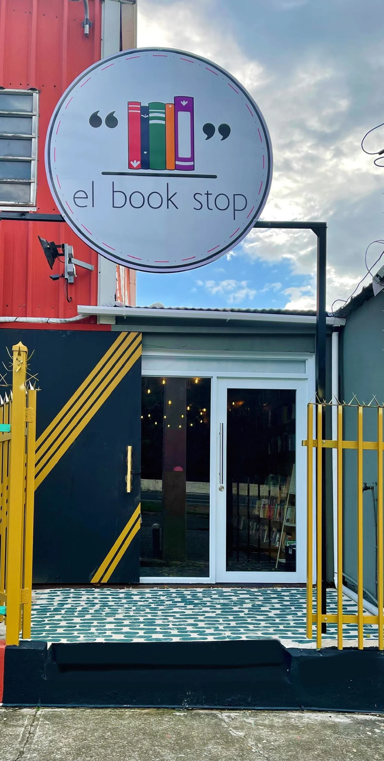Google owner photo. Attribution: El Book Stop Hormigueros (https://maps.google.com/maps/contrib/106201449752331498983)