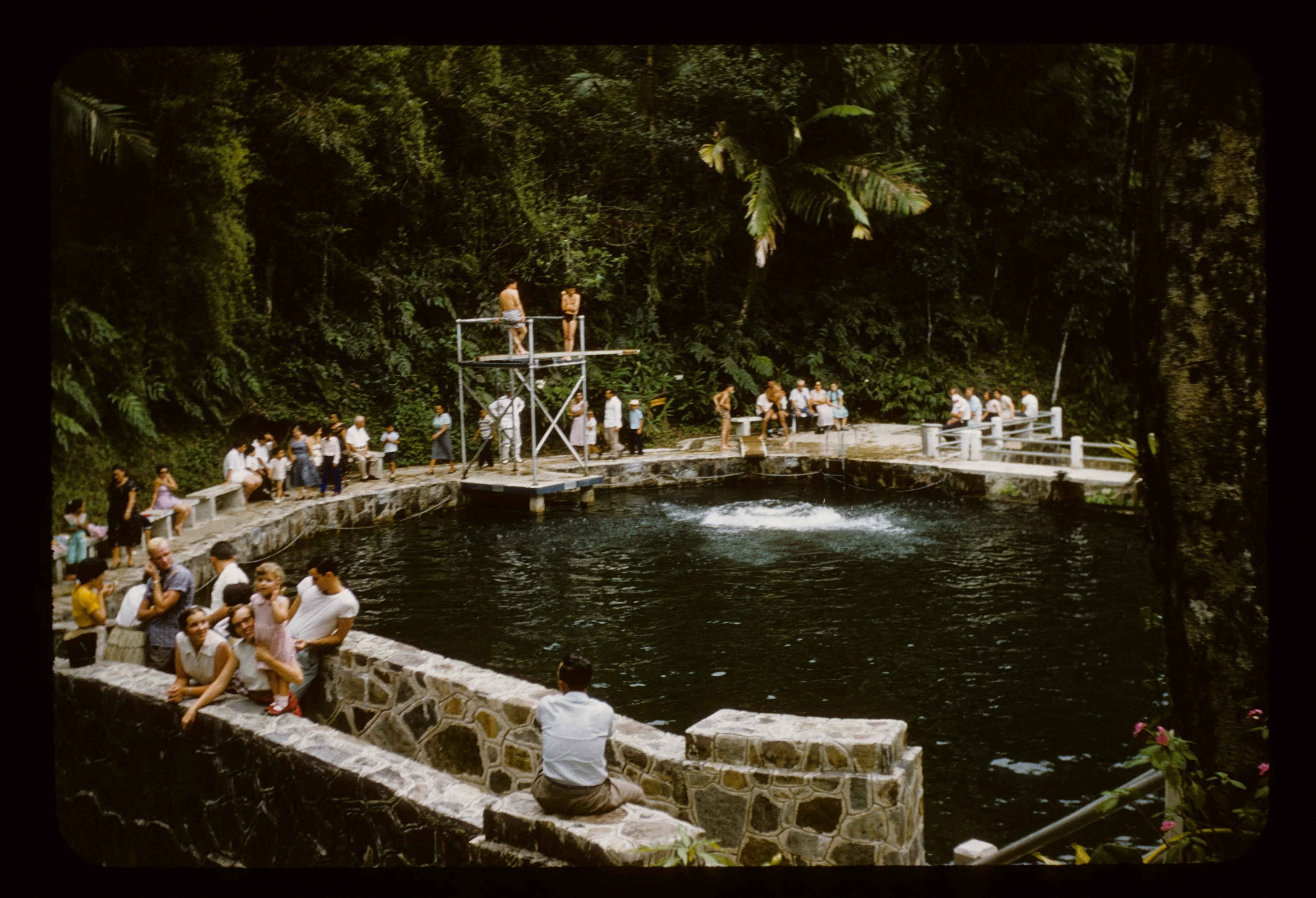 Fotografía histórica de bañistas alrededor de una piscina de piedra en El Yunque.