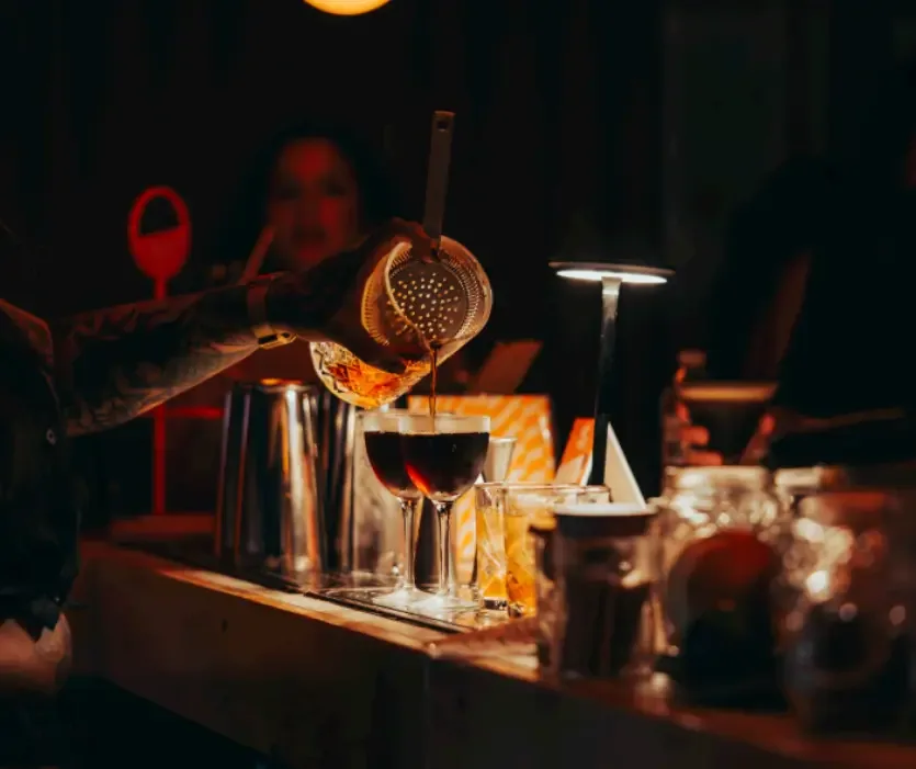 La mixóloga de Aurora Christine Coimbre sirve un cóctel.