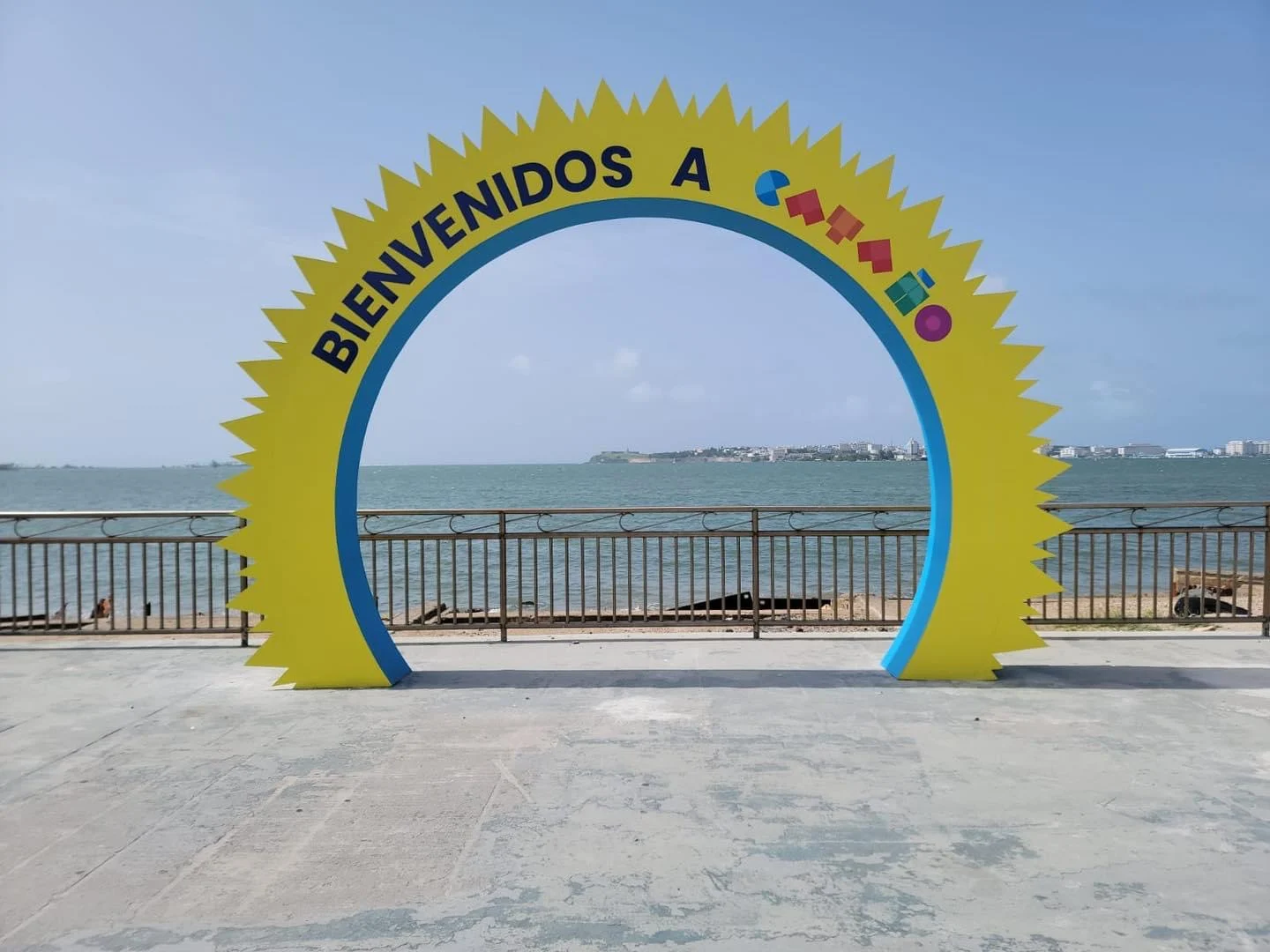 Arco amarillo con texto Bienvenidos a Cataño frente al mar con vista a la bahía de San Juan al fondo

Foto: Suministrada