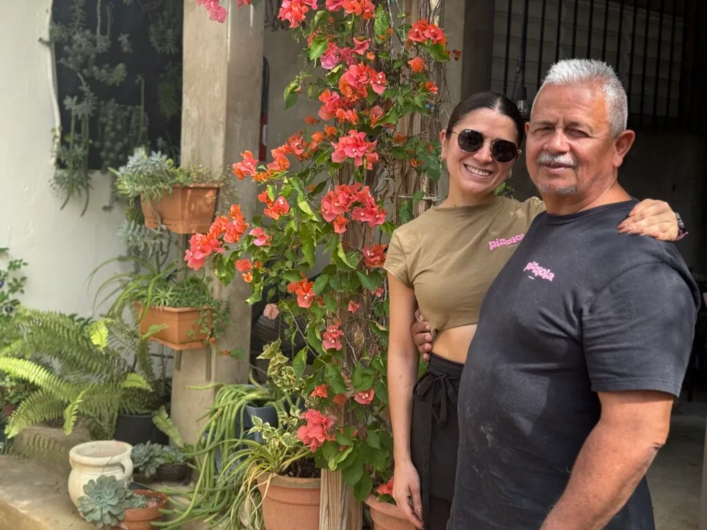 Jonancy Pérez, junto a su padre Alejandro Pérez. Foto: Mariana Betancourt