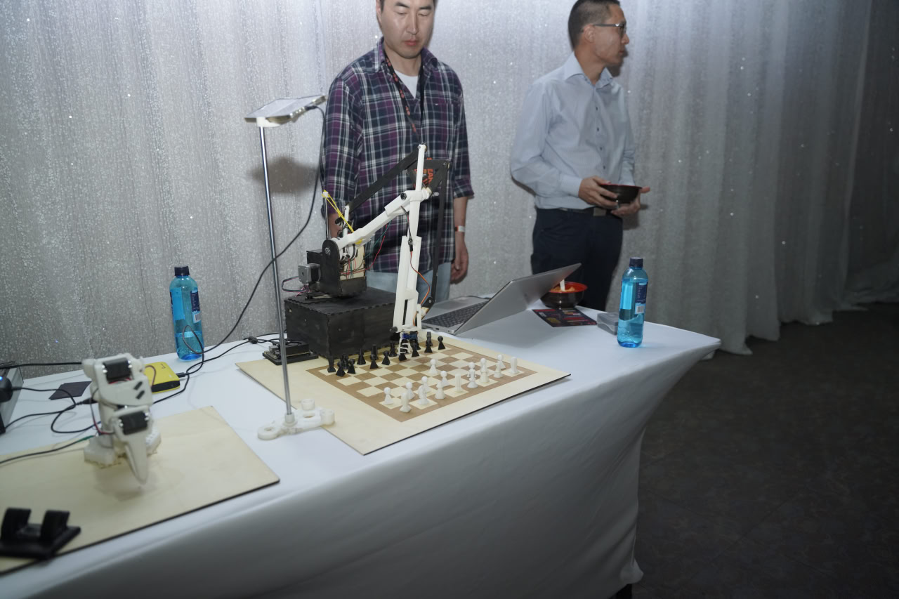 Cover Image for Төслийн танилцуулга: Бидний бүтээсэн Шатарчин Робот