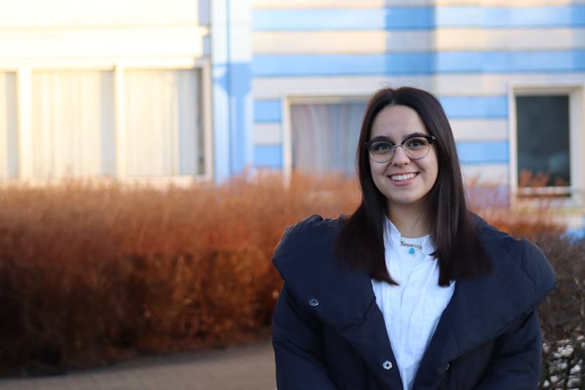 Serenay Babi foran sin lejlighed 