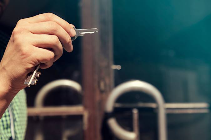 Foto af en hånd med en nøgle i