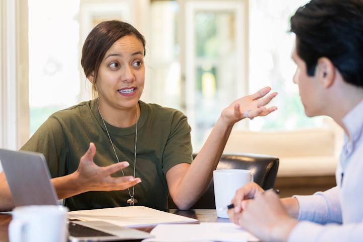 To personer er ved at løse en konflikt