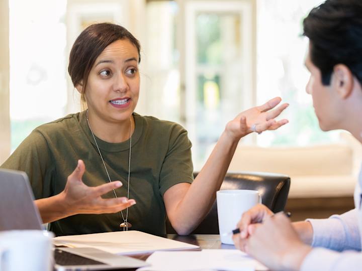 To personer er ved at løse en konflikt