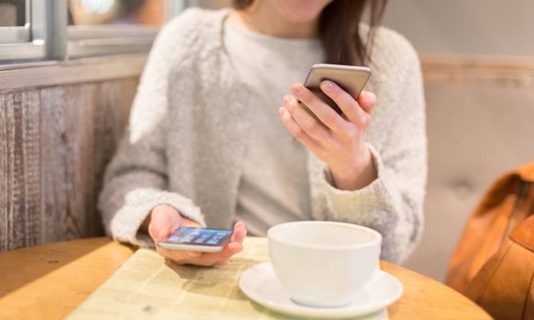 Jobsøgende person sidder og kigger på sin telefon