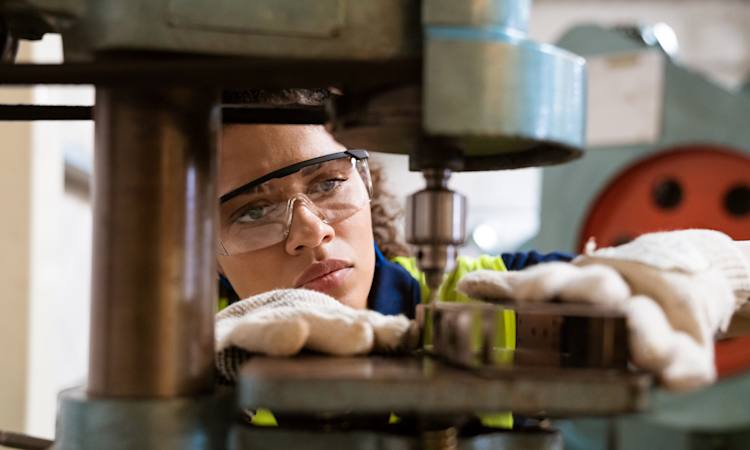 Kvinde arbejder ved maskine