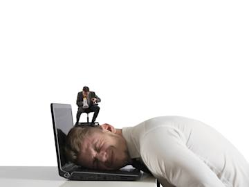 Person har hoved på computer og mikro person sidder på hovedet og råber i megafon