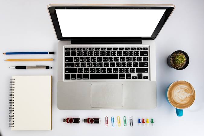 Grafik af fire ansøgninger og en hånd, der holder en pen