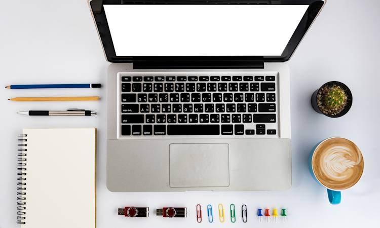 Grafik af fire ansøgninger og en hånd, der holder en pen