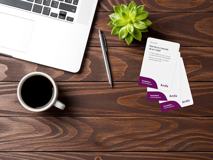 Samtalekort der ligger på et bord