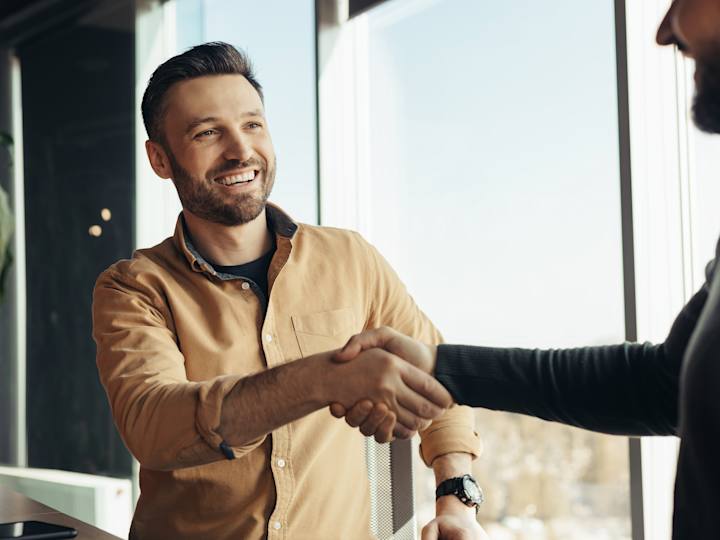 Få styr på ansættelseskontrakten og brug vores standard skabelon