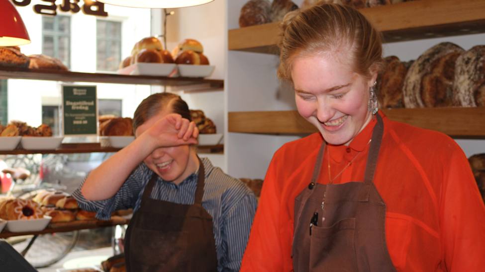 Bagerjomfru Frederikke Agerskov og kollega på arbejde i bagerforretningen Meyers Bageri
