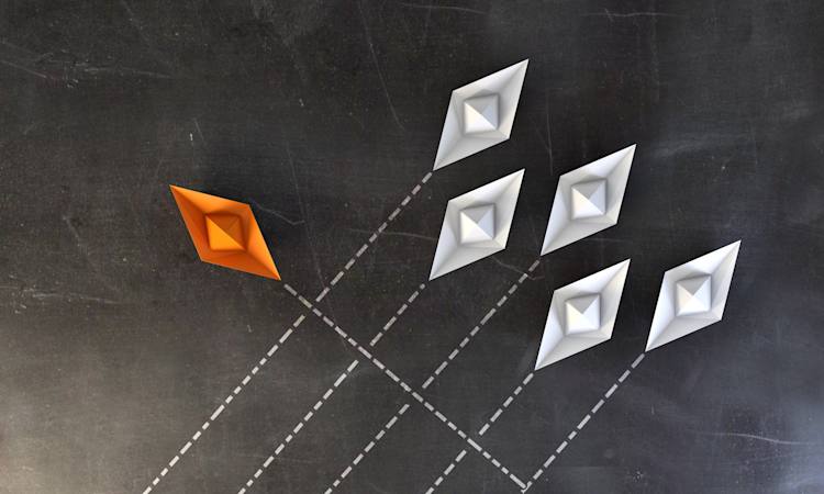 Foto af fem hvide både, der sejler mod venstre og én orange både, der sejler mod højre