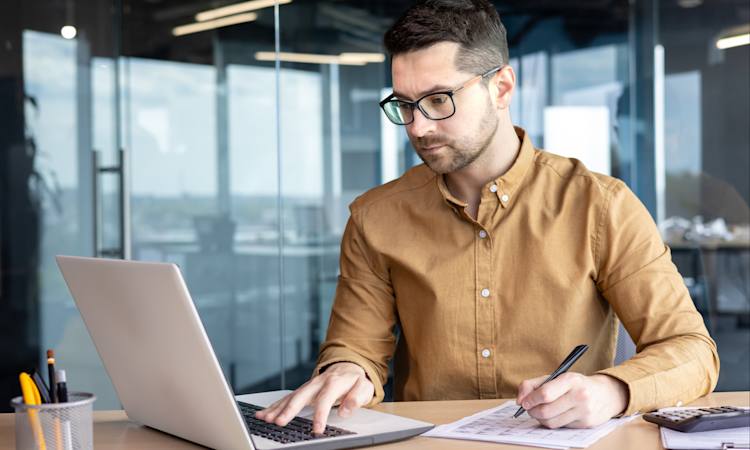 Få hjælp til moms, skat, bogføring og revision med et medlemskab i Krifa Selvstændige
