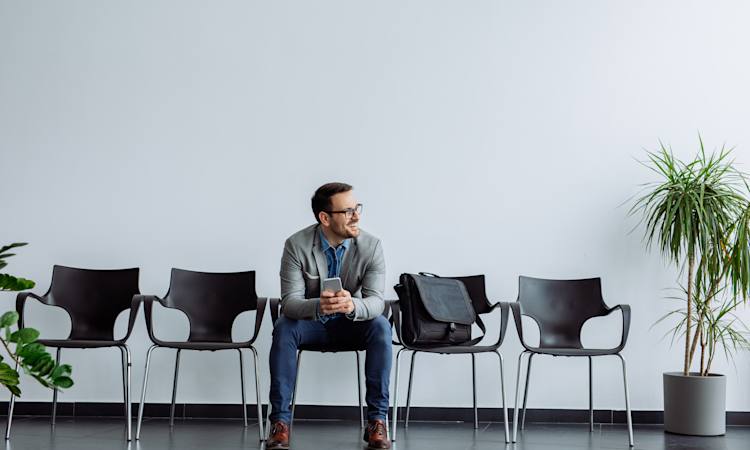 Person sidder og venter på at blive kaldt ind til jobsamtale