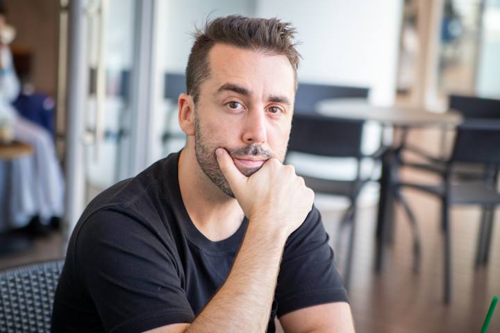 Mand sidder og tænker i cafeområde 