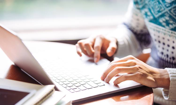 Person sidder ved computer og søger job