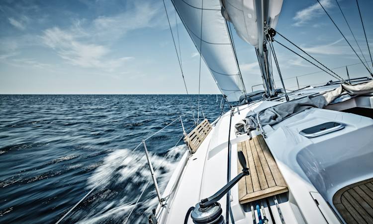 Foto af stævnen på en sejlende båd