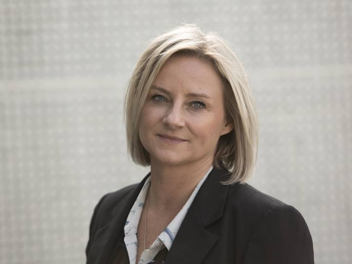 Portræt af Tina Thomsen, HR direktør hos optikerkæden Synoptik