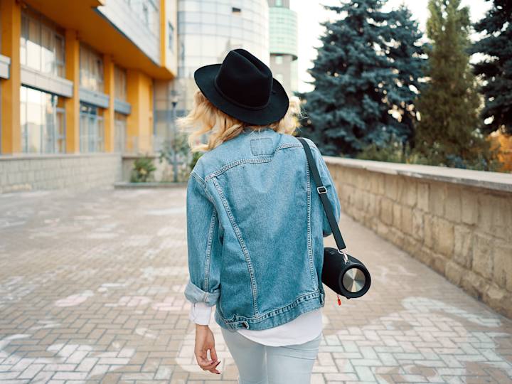 Nyuddannet går hen ad gaden