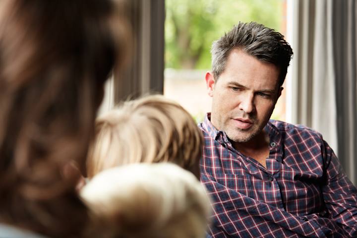 Far og mor snakker med børn om fyring 