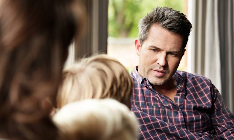 Far og mor snakker med børn om fyring