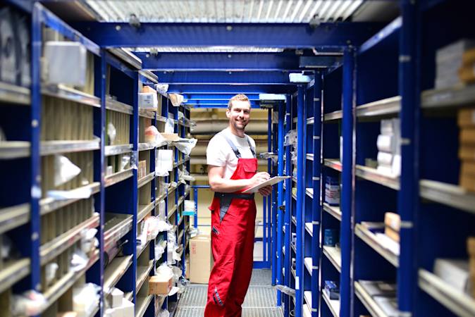 En person på arbejde som vikar 