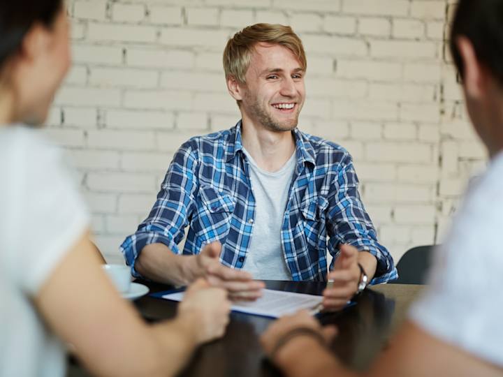 Fire personer sidder klar til jobsamtale