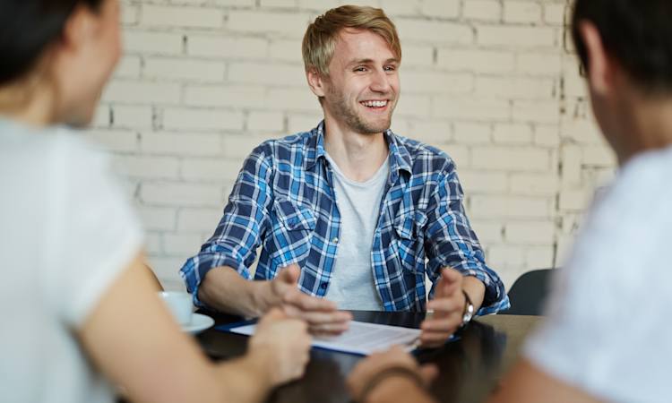 Fire personer sidder klar til jobsamtale