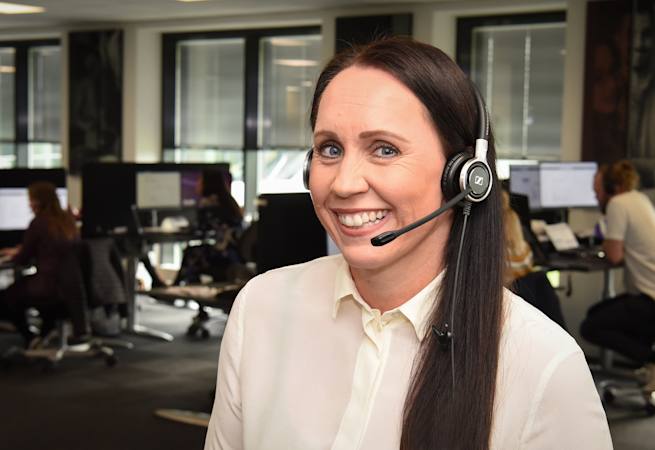 Krifa-ansat der sidder og snakker i telefon med medlem