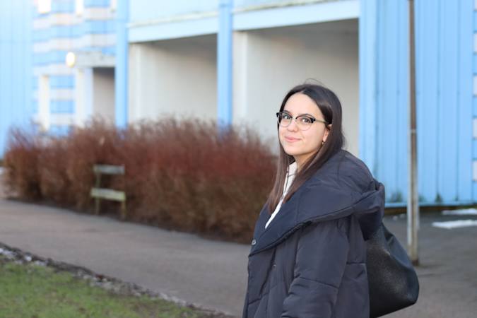 Serenay Babi gående foran lejlighed