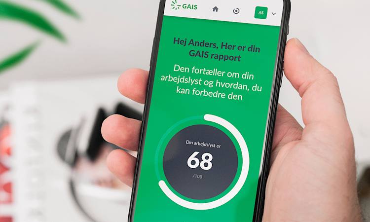 Billede af hånd der holder en mobiltelefon med en grafik af en GAIS måling