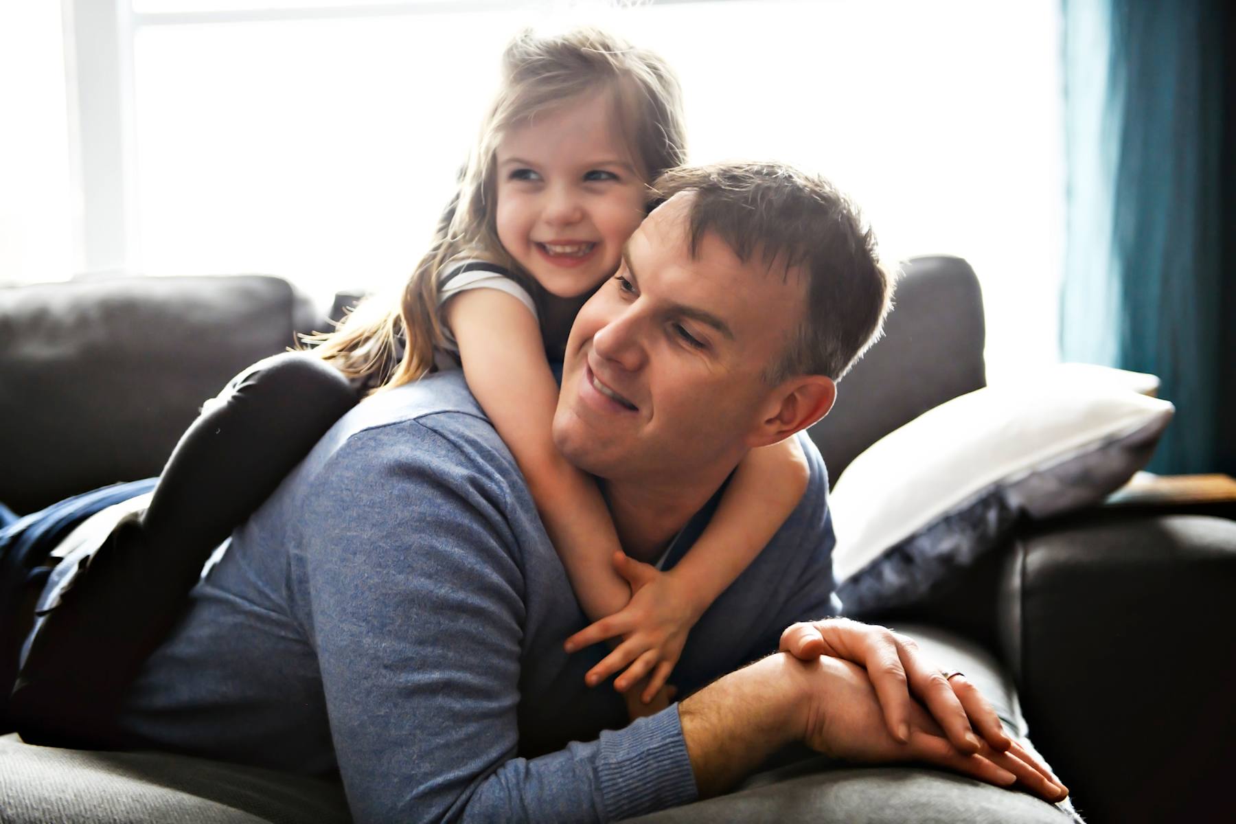 Person ser nedtrykt på sin mobiltelefon