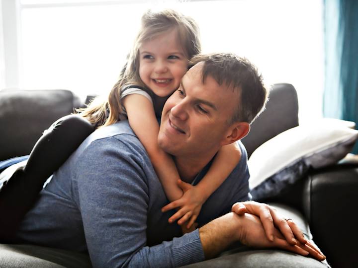 Person ser nedtrykt på sin mobiltelefon