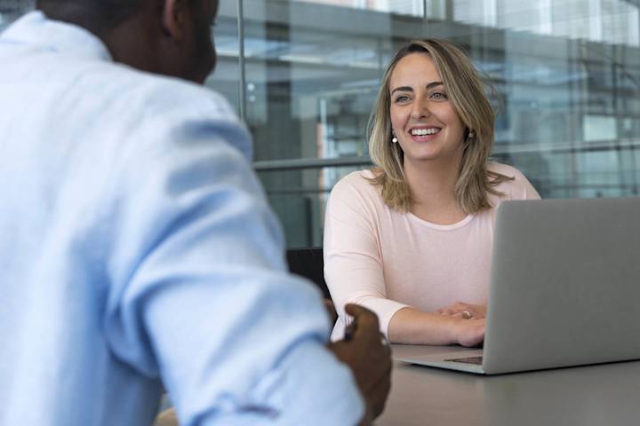 To personer sidder og snakker om kompetencer