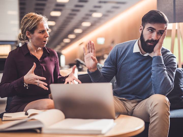 Foto af to personer i konflikt med hinanden Den ene person udviser en konfronterende konfliktadfærd og den anden en afvisende afvisende adfærd