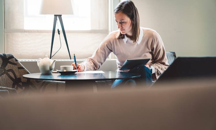 Person sidder og forbereder sig til anden samtale