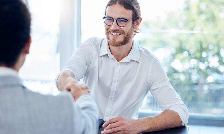 Tre personer sidder oven på spørgsmålstegn