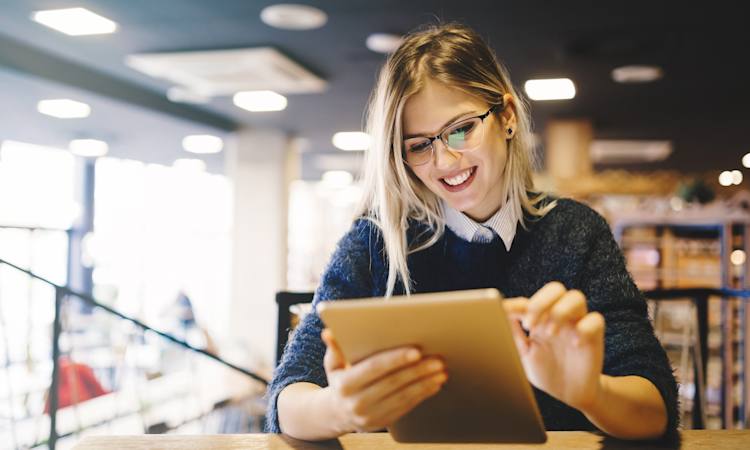 Person sidder med ipad og tager personlighedstest
