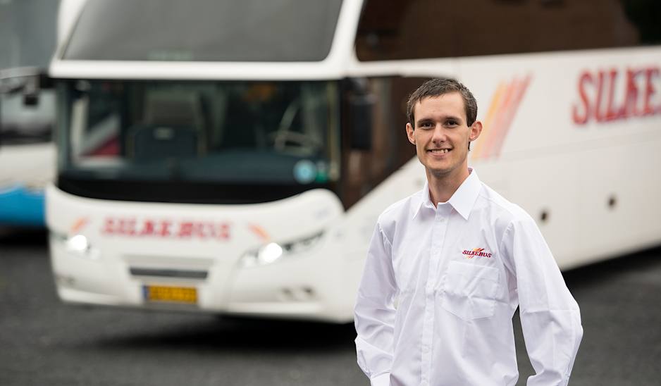 Simon Buhl Hjort Jensen står foran bus